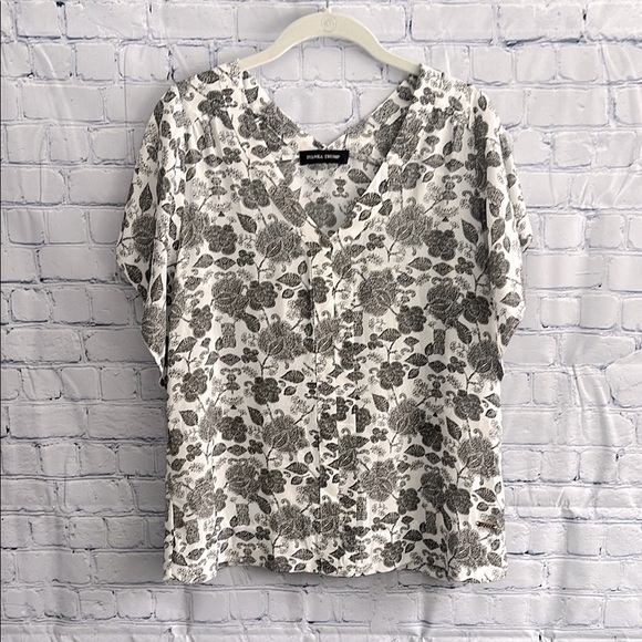 Ivanka Trump Tops - Ivanka Trump Floral Black and White V-Neck Women's Top‎ Size Medium